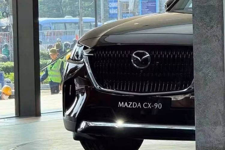 Hình ảnh ba mẫu SUV mới của Mazda gồm CX-5 thế hệ mới, CX-60 và CX-90 xuất hiện trong một showroom chưa hoàn tất đang thu hút sự chú ý trên mạng xã hội. Đây là lần đầu tiên cả ba mẫu xe cùng xuất hiện tại Việt Nam, dù trước đó chỉ CX-60 từng được đưa về để trải nghiệm nội bộ.