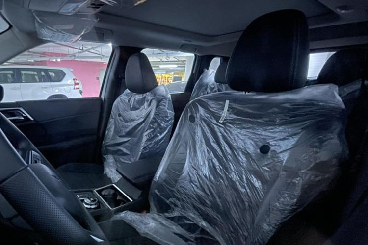 Trên phiên bản cao cấp, Outlander mới còn được trang bị các tiện ích hiện đai như: hệ thống âm thanh Yamaha 12 loa thay cho Bose ở thế hệ cũ, ghế trước thông gió và gương chiếu hậu kỹ thuật số.