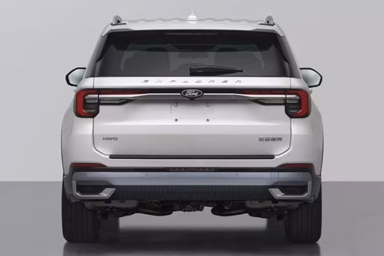 Ở đằng sau, Ford Explorer 2026 sử dụng cụm đèn hậu với thiết kế nối liền hai bên như cũ. Ngay bên dưới cụm đèn hậu là nẹp mạ crôm nằm vắt ngang cửa cốp, mang đến cảm giác "nở hậu" cho khu vực phía sau. Ngoài ra, xe còn được trang bị ống xả đối xứng hai bên và ốp màu xám mới ở cản sau.