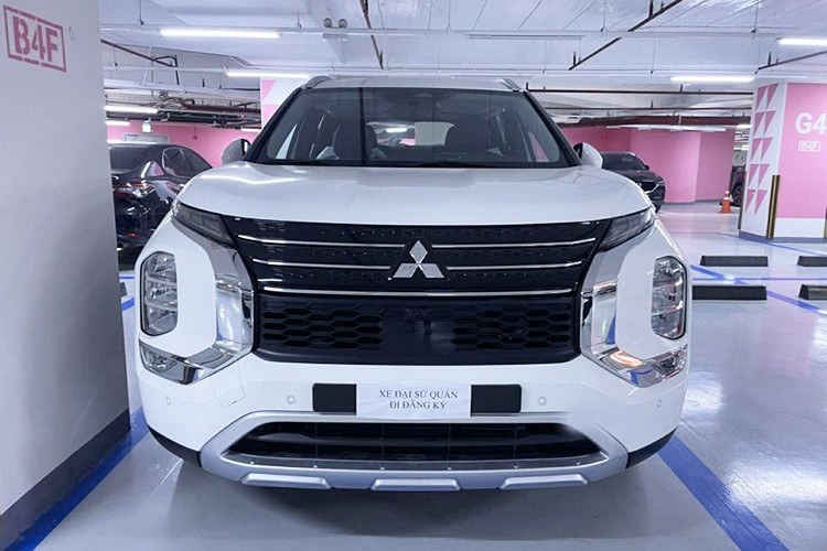 Được biết, đây là mẫu xe Mitsubishi Outlander 2025 thuộc sở hữu của một cơ quan đại sứ quán và không nằm trong danh mục phân phối chính hãng. Outlander đời mới hiện chỉ được Mitsubishi bán tại một số thị trường, nên sự xuất hiện của mẫu xe này tại Việt Nam nhanh chóng thu hút sự chú ý.