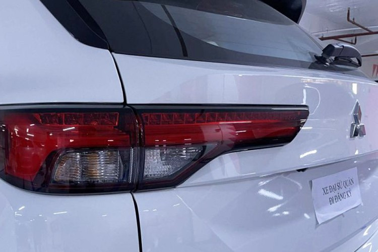 Thân xe được thiết kế vuông vức và góc cạnh, gương chiếu hậu tách khỏi trụ A nhằm tối ưu tầm quan sát. Ở phía sau, cụm đèn hậu mảnh kéo dài kết hợp cụm ống xả mới tạo nên tổng thể cân đối và sang trọng.