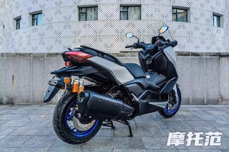 Hệ thống phanh của xe sử dụng phanh đĩa cho cả bánh trước và bánh sau, cùng với hệ thống chống bó cứng phanh ABS 2 kênh tiêu chuẩn. Tuy nhiên, mẫu xe này không được trang bị hệ thống kiểm soát lực kéo TCS, điều này có thể là một điểm trừ.