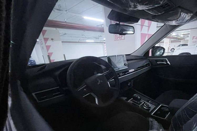 Khoang nội thất là nơi thay đổi rõ rệt nhất. Mitsubishi thiết kế lại hoàn toàn theo hướng hiện đại và cao cấp hơn, nổi bật với vô-lăng bốn chấu và màn hình trung tâm 12,3 inch thay cho loại 9 inch trước đây.