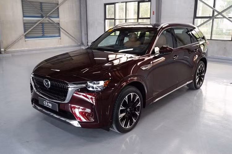 Mazda CX-90﻿ ﻿CX-90 là mẫu xe lớn nhất trong bộ ba Mazda mới lộ diện tại Việt Nam. Ngoại thất bề thế với kích thước vượt trội, đèn hậu LED kéo ngang và thân xe lớn tạo cảm giác sang trọng. CX-90 được thiết kế đúng chuẩn SUV đầu bảng và hiện là mẫu xe mang tính đại diện cho dải sản phẩm tại nhiều thị trường.