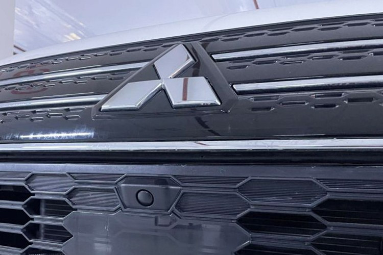 Ngoại thất của Outlander mới tiếp tục theo đuổi ngôn ngữ Dynamic Shield nhưng được tinh chỉnh hiện đại và sắc nét hơn. Phần đầu xe gây ấn tượng với cụm đèn pha LED xếp tầng cùng lưới tản nhiệt mở rộng, tạo cảm giác bề thế.