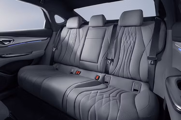 Phía sau, xe sở hữu đèn hậu toàn chiều rộng, được bổ sung bởi viền mạ crôm dọc theo mép trên. Cảm biến LiDAR gắn trên nóc xe cho thấy khả năng hỗ trợ các chức năng hỗ trợ người lái nâng cao.