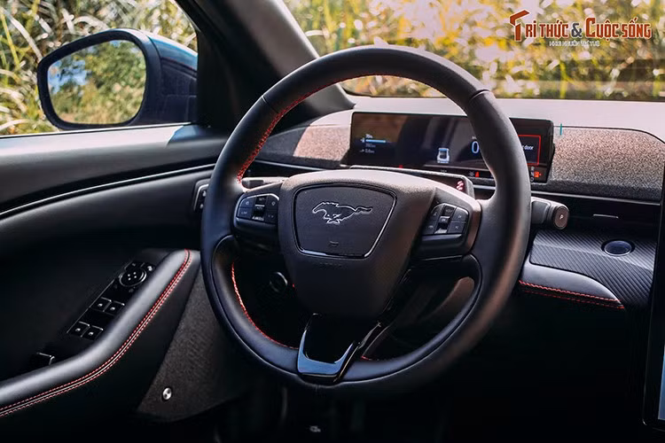 Ford Mustang Mach-E tại Việt Nam cũng được trang bị hệ thống động cơ điện kép với 2 mô-tơ đặt trước – sau, dẫn động bốn bánh toàn thời gian cho công suất tối đa đạt 389 mã lực và mô-men xoắn 676 Nm. Sức mạnh cho phép thời gian tăng tốc từ 0-100 km/h trong vòng 4,5 giây.