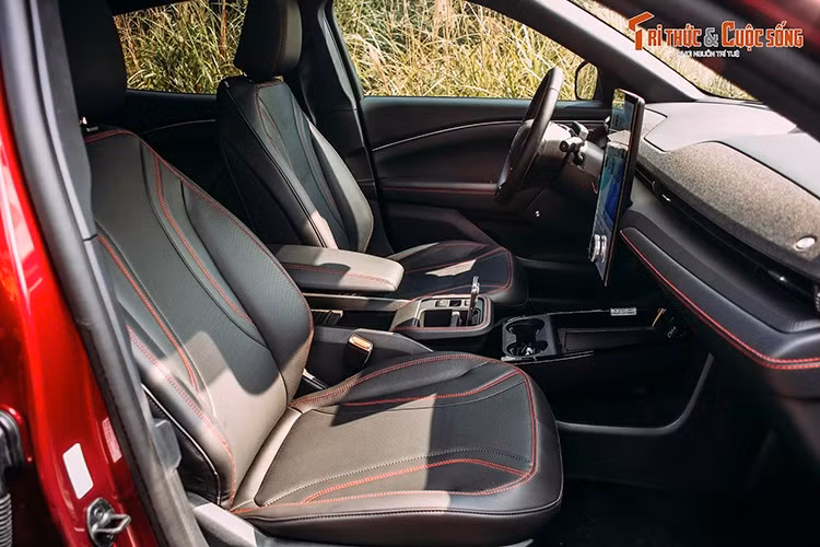 Hệ thống giải trí bao gồm màn hình cảm ứng trung tâm đặt dọc 15,5 inch tích hợp SYNC 4A, hỗ trợ kết nối Apple CarPlay và Android Auto không dây. Đi kèm hệ thống âm thanh Bang &amp; Olufsen 10 loa cao cấp dưới dạng tùy chọn.