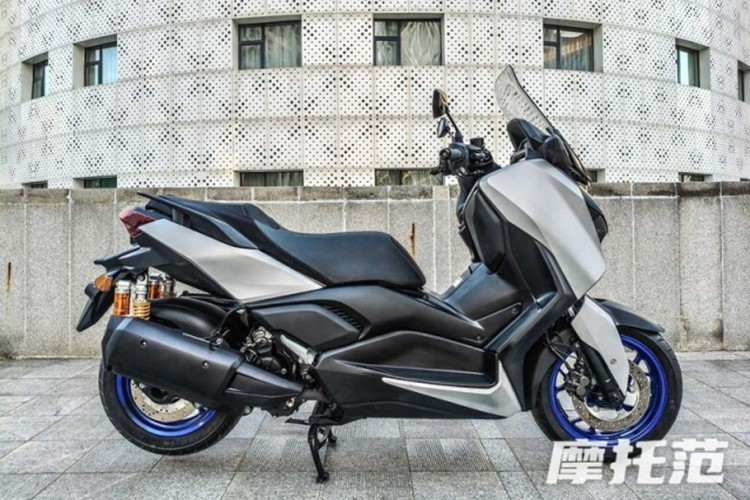 Về thiết kế, RKM XMAX300 2026 gây ấn tượng với kiểu dáng cá tính, tương tự như Yamaha XMAX 300. Từ kích thước thân xe, cản trước cho đến cách bố trí đèn pha, mẫu xe này gần như sao chép hoàn toàn thiết kế của Yamaha XMAX 300.