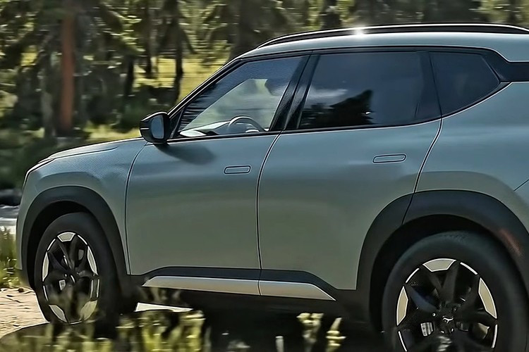 Trong bản phác họa mới nhất đến từ kênh YouTube Evren Ozgun Spy Sketch, Kia Seltos 2027 xuất hiện với phần đầu xe được tái thiết kế mạnh mẽ, cụm đèn LED kết hợp cùng lưới tản nhiệt “mũi hổ” đặc trưng của Kia tạo nên cái nhìn vừa quen thuộc vừa mới mẻ.