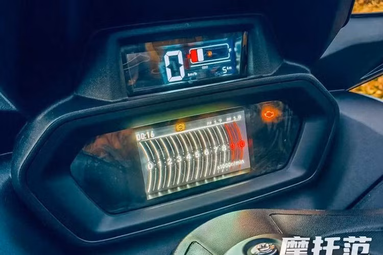 Không chỉ nổi bật với thiết kế, RKM XMAX300 2026 còn được trang bị nhiều tính năng hiện đại. Xe được trang bị hệ thống đèn full LED, Smartkey cho phép khởi động không cần chìa khóa, bảng đồng hồ kỹ thuật số LCD, phuộc ống lồng trước và hệ thống treo khí nén hai bên phía sau.