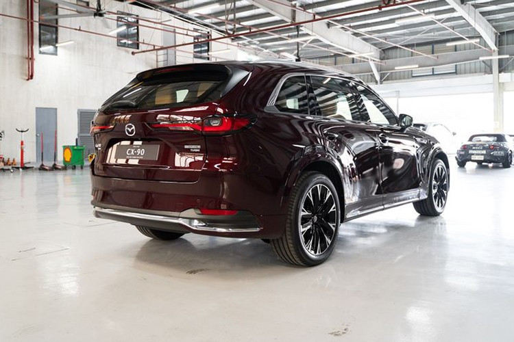 Trang bị an toàn gồm hỗ trợ phanh, cảm biến đỗ xe và camera quan sát thuộc gói i-Activsense. Với cấu hình này, CX-90 cạnh tranh trực tiếp Ford Explorer, Hyundai Palisade và một số SUV 7 chỗ cao cấp nếu mở bán.
