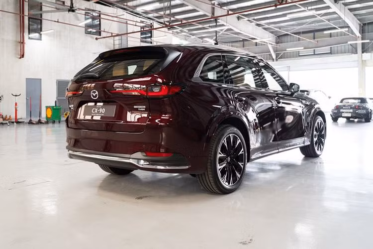 Trang bị an toàn gồm hỗ trợ phanh, cảm biến đỗ xe và camera quan sát thuộc gói i-Activsense. Với cấu hình này, CX-90 cạnh tranh trực tiếp Ford Explorer, Hyundai Palisade và một số SUV 7 chỗ cao cấp nếu mở bán.
