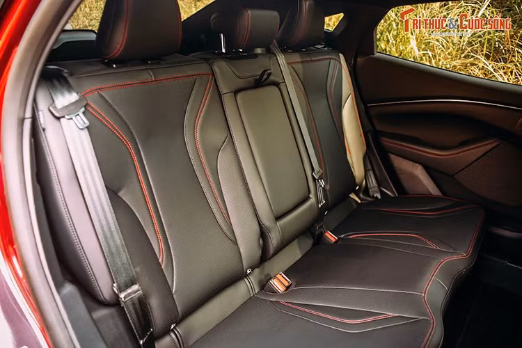 Tiện nghi còn bao gồm đồng hồ lái kỹ thuật số 10,2 inch, điều hòa tự động 2 vùng với cửa gió hàng ghế sau, bộ sạc không dây, gạt mưa tự động, gương chiếu hậu trong xe chống chói tự động, cốp chỉnh điện rảnh tay, đèn viền nội thất và cổng sạc USB ở cả phía trước và phía sau.