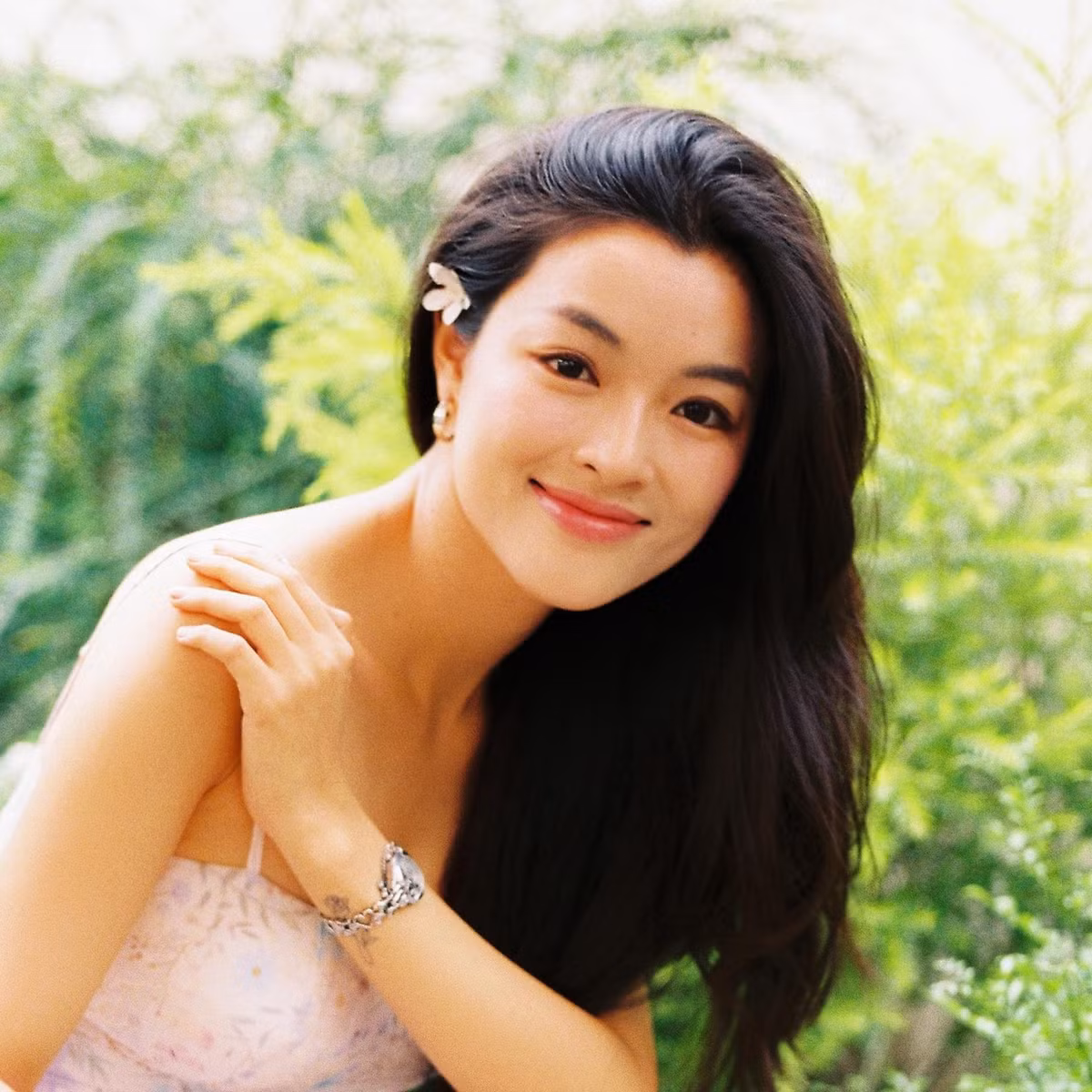 Phạm Nguyễn Lan Thy sinh năm 1998, từng theo học ngành y nhưng sau đó quyết định bảo lưu con đường học vấn để theo đuổi đam mê nghệ thuật.