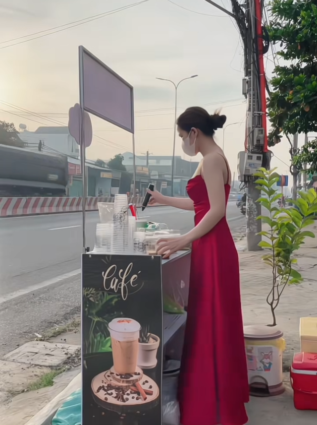 Dù chỉ bán cà phê bên đường, nhưng cô thường xuyên thay đổi trang phục và còn xây hẳn một kênh TikTok để đăng tải các clip kinh doanh và khi đi tập của mình.