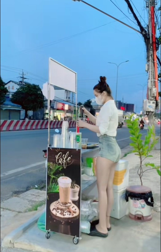 Hơn nữa, các trang phục của cô có lẽ chỉ hơi gợi cảm quá ở một mức nào đó chứ chưa đến mức ảnh hưởng thuần phong mỹ tục Việt Nam khi có không ít clip cô ăn mặc vô cùng kín đáo. Ảnh sử dụng trong bài: Chụp màn hình TikTok.