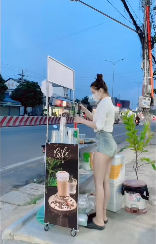 Hơn nữa, các trang phục của cô có lẽ chỉ hơi gợi cảm quá ở một mức nào đó chứ chưa đến mức ảnh hưởng thuần phong mỹ tục Việt Nam khi có không ít clip cô ăn mặc vô cùng kín đáo. Ảnh sử dụng trong bài: Chụp màn hình TikTok.