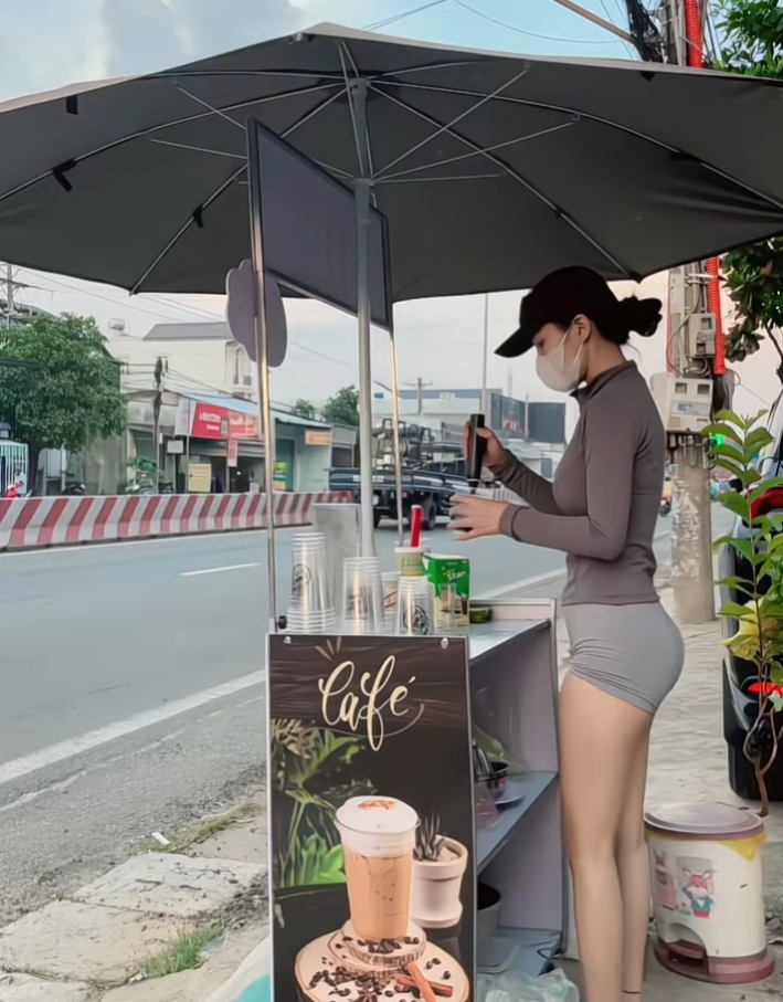 Ngay lập tức các "thám tử mạng" đã truy tìm danh tính của "hot girl bán cà phê" lề đường này và phát hiện cô nàng không phải lần đầu "lên sóng" hay được nhiều người chú ý.