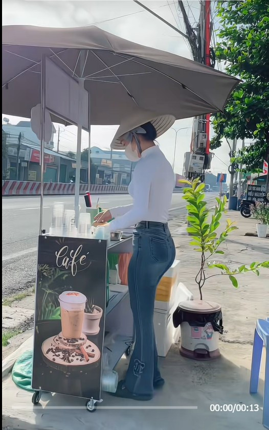 Tuy rằng vẫn có nhiều ý kiến bày tỏ sự trầm trồ về vóc dáng của cô gái, nhưng đa số vẫn là những bình luận thể hiện sự ái ngại, thậm chí là có phần tiêu cực khi cô diện những trang phục như thế này.