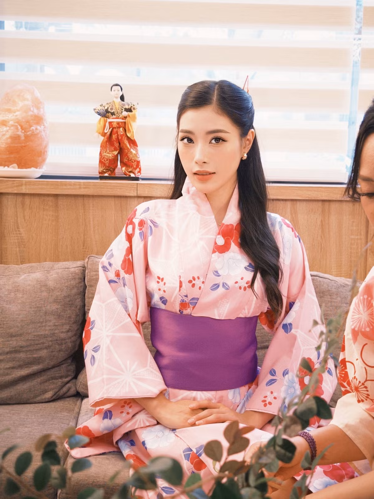 Đặng Thu Huyền, người từng là một trong những ngôi sao nổi bật trong làng bóng chuyền Việt Nam, nổi bật không chỉ vì tài năng mà còn nhờ vào vẻ ngoài duyên dáng và sự tự tin.