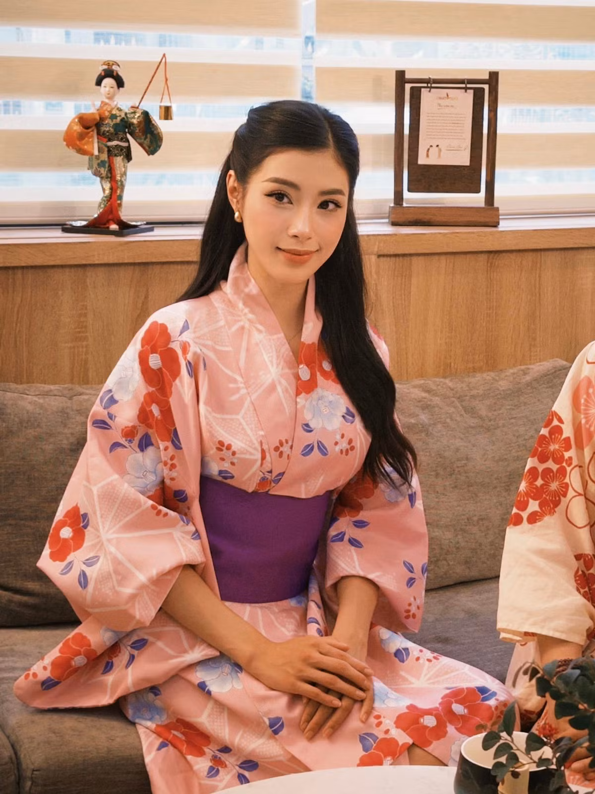 Trong bộ Kimono, Thu Huyền càng thêm phần lộng lẫy và thu hút, thể hiện sự hòa quyện giữa nét đẹp truyền thống và hiện đại.