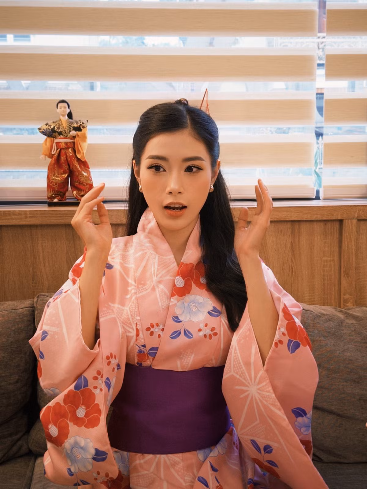 Màu sắc trang phục Kimono mà cựu hot girl bóng chuyền Việt Nam diện cũng mang đến sự nổi bật, với những họa tiết hoa văn truyền thống đặc trưng, tạo nên một sự hòa hợp hoàn hảo với nền văn hóa Nhật Bản.