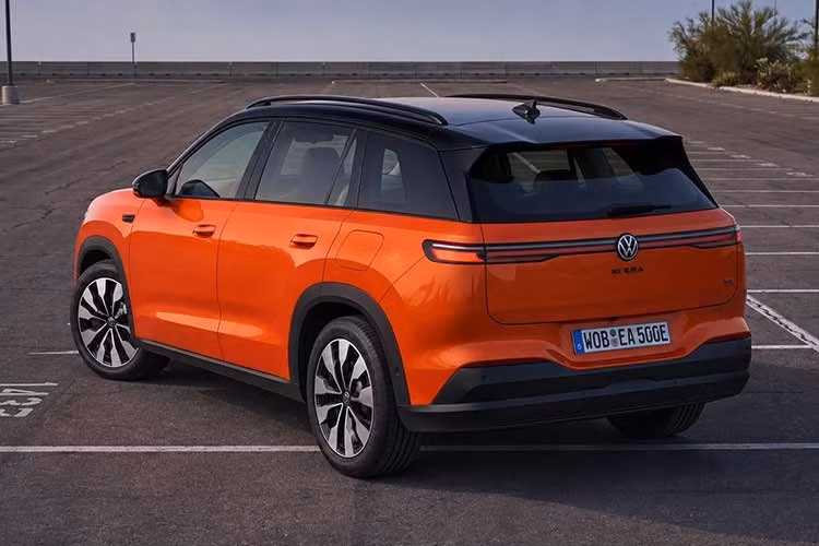Volkswagen ID. Era 9X còn được trang bị kiểu động cơ hiếm hoi ở Việt Nam. Theo đó, đây là mẫu xe đầu tiên ra mắt Việt Nam với động cơ điện mở rộng phạm vi (EREV). Cụ thể hơn, xe được trang bị động cơ xăng EA211 EVO II với 4 xi-lanh, dung tích 1.5L, cho công suất tối đa 141 mã lực. Tuy nhiên, động cơ này không truyền lực trực tiếp đến bánh xe mà đóng vai trò máy phát điện để sạc pin.