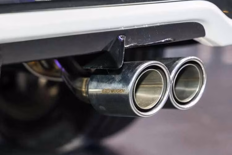 Phía sau, HR-V Mugen được trang bị ống giảm thanh Mugen RS Sport. Danh sách phụ kiện còn có vè che mưa cửa mang thương hiệu Mugen và các logo màu đen nhận diện thương hiệu, tên xe cũng như hệ truyền động e:HEV.