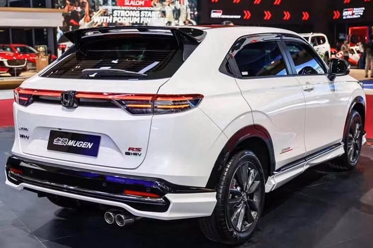 Xe chỉ được cung cấp với màu sơn Platinum White Montone, kết hợp bộ bodykit Mugen gồm ốp cản trước và sau, ốp sườn cùng cánh gió phía sau. Gương chiếu hậu được bổ sung ốp sợi carbon, trong khi hai bên thân xe xuất hiện bộ tem Mugen và cửa hậu có thêm logo nhận diện riêng.