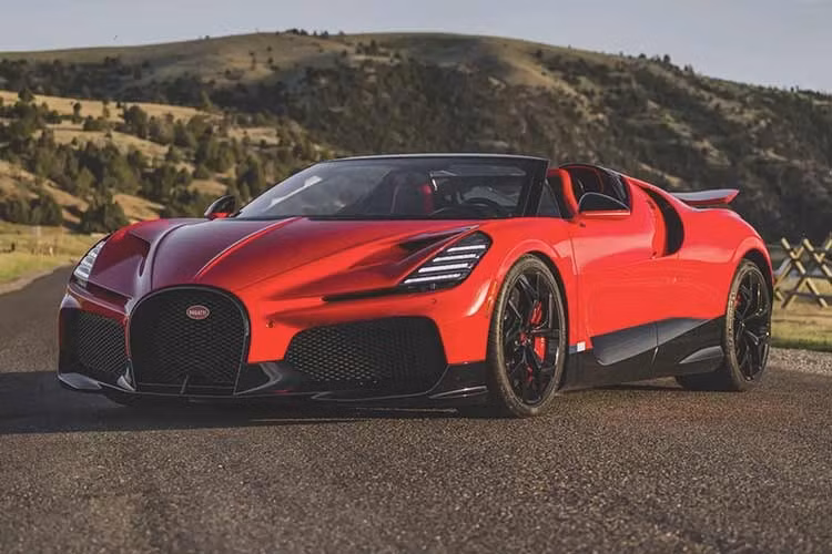 Chiếc Bugatti Mistral mui trần trong bài viết này được rao bán từ trang RM Sotheby’s này mang lớp sơn ngoại thất phối màu Đỏ Ý (Italian Red) và Đen Nocturne, kết hợp không gian nội thất bọc da màu Đỏ Ý và Đen Beluga Black tuyệt đẹp.