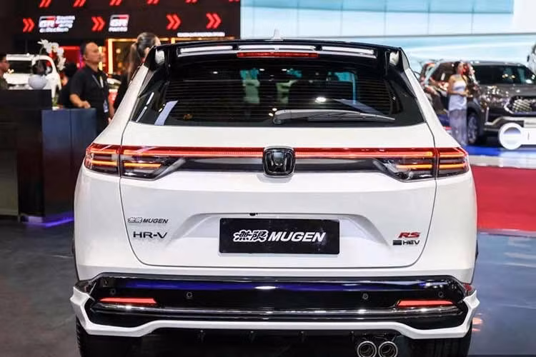 Hệ thống còn có mô-tơ điện sản sinh 131 PS và 253 Nm. Trong phần lớn điều kiện vận hành, động cơ xăng đóng vai trò máy phát để cung cấp năng lượng cho pin và mô-tơ điện. Khi vận hành ở điều kiện phù hợp, động cơ đốt trong có thể kết nối trực tiếp với bánh xe thông qua hệ thống E-CVT.