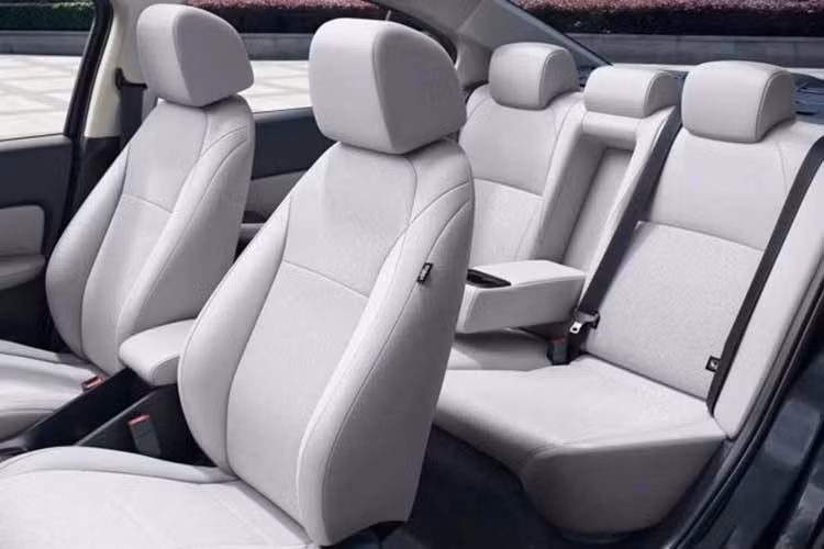 Cung cấp sức mạnh cho Honda City 2026 tại Thái Lan là hai tùy chọn động cơ. Thứ nhất là động cơ xăng tăng áp 1.0L Turbo, 3 xi-lanh, trục cam đôi DOHC 12 van, tích hợp hệ thống điều phối van biến thiên VTEC và Dual VTC. Khối động cơ này sản sinh công suất tối đa 122 mã lực và mô-men xoắn cực đại 173 Nm.