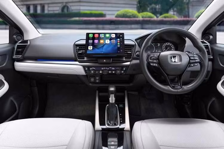 Bên trong khoang lái, Honda bổ sung thêm gương chiếu hậu chống chói tự động, màn hình giải trí trung tâm 10 inch đặt nổi hỗ trợ kết nối Apple CarPlay và Android Auto không dây, sạc điện thoại không dây, hệ thống đèn viền nội thất và camera quan sát 360 độ. Danh sách công nghệ an toàn trên Honda City 2026 vẫn bao gồm gói Honda Sensing.