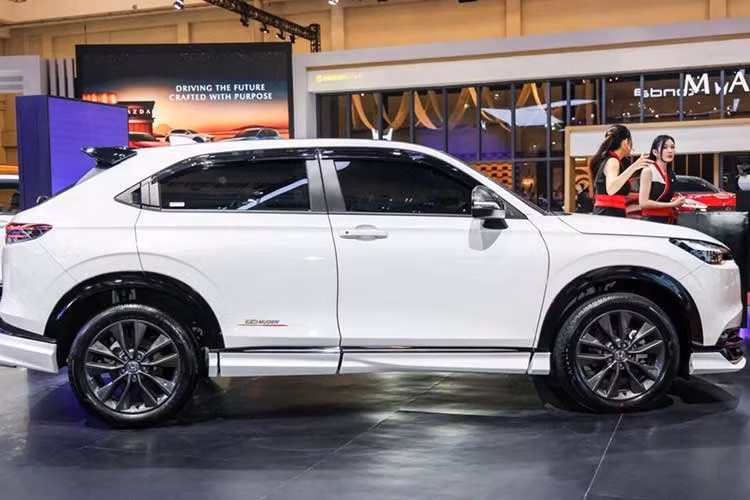 Khác biệt so với phiên bản đang bán ra thị trường hiện nay, mẫu xe SUV HR-V Mugen 2026 này chủ yếu tập trung vào ngoại hình và các phụ kiện trang trí, thay vì những nâng cấp về hiệu suất giúp cho chiếc xe bắt mắt và hầm hố hơn.