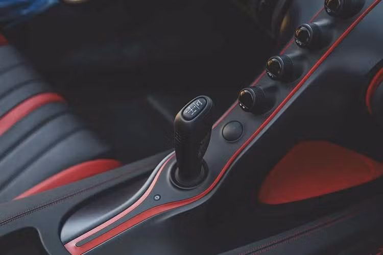 Mistral là dòng xe thương mại cuối cùng của Bugatti sử dụng động cơ W16 dung tích 8.0 lít. Trên chiếc xe này, khối động cơ sản sinh công suất khủng khiếp lên tới 1.578 mã lực và mô-men xoắn 1.600 Nm.