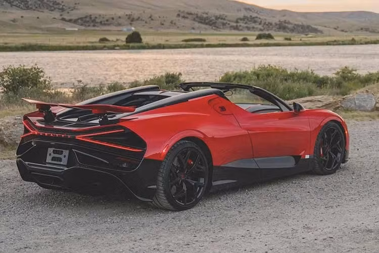 Vào năm ngoái, có một chiếc Bugatti Mistral tương tự được chào bán lần đầu với mức 5,1 triệu USD (khoảng 134 tỷ đồng). Tên gọi của "Mistral" bắt nguồn từ cơn gió vùng Địa Trung Hải thổi qua miền Nam nước Pháp và chỉ có tổng cộng 99 chiếc Mistral được sản xuất.
