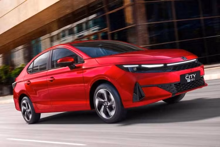 Tham khảo Honda City 2026 tại thị trường Thái Lan, xe có kích thước tổng thể chiều dài 4.553 mm, chiều rộng 1.748 mm và chiều cao 1.467 mm. Chiều dài cơ sở đạt 2.589 mm, khoảng sáng gầm 135 mm. Honda City 2026 sở hữu nhiều thay đổi về diện mạo so với đời trước.