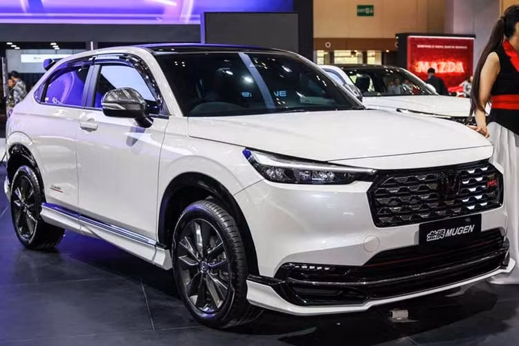 Honda HR-V Mugen 2026 vừa chính thức ra mắt tại Triển lãm Ô tô Quốc tế Gaikindo Indonesia (GIIAS), PT Honda Prospect Motor (HPM). Phiên bản này có giá 579 triệu rupiah (tương đương khoảng 850 triệu đồng), cao hơn khoảng 18,4% so với HR-V RS e:HEV tiêu chuẩn.
