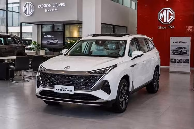 Sau ZS và HS thế hệ mới, MG RX9 được cho là mẫu SUV tiếp theo có thể gia nhập thị trường Việt Nam, trong khi MG4 Urban cũng được nhắc tới như một lựa chọn thuần điện. Nguồn tin từ đại lý cho biết, MG ZS và HS thế hệ mới có thể được giới thiệu tại Việt Nam vào tháng 9 hoặc tháng 10 tới đây. MG RX9 dự kiến xuất hiện sau đó.