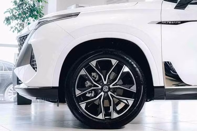 Với kích thước này, MG RX9 nằm trong nhóm SUV 7 chỗ cỡ lớn và có thông số tổng thể tương đương một số mẫu xe như Hyundai Palisade. Thiết kế ngoại thất của RX9 nổi bật với lưới tản nhiệt lớn đi cùng họa tiết Starburst mạ chrome. Cụm đèn trước LED kết hợp dải đèn hậu LED kéo dài theo chiều ngang. Xe được trang bị bộ mâm hợp kim hai tông màu kích thước 20 inch.