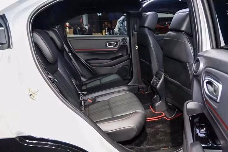 Xe tiếp tục sử dụng hệ truyền động hybrid từ HR-V RS e:HEV, gồm động cơ xăng 1.5L hút khí tự nhiên, 4 xi-lanh, vận hành theo chu trình Atkinson, cho công suất 106 PS và mô-men xoắn cực đại 127 Nm.