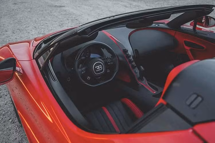 Động cơ W16 trên Bugatti Mistral với 4 tăng áp là hiện diện của những giấc mơ về kỹ thuật và hiệu suất. Dù có thể không phải là khối động cơ gầm rú cảm xúc nhất, nhưng nó chắc chắn đứng đầu về sức mạnh tuyệt đối và tốc độ.