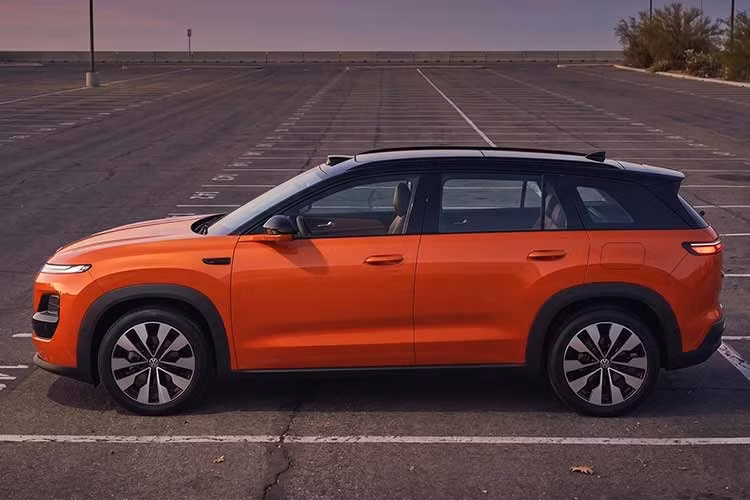 Theo các báo cáo trước đó, Volkswagen có thể đưa dòng xe phát triển tại Trung Quốc này sang châu Âu để phân phối trong tương lai. Cách đây không lâu, các đại lý Volkswagen tại Việt Nam cũng đã nhận cọc cho mẫu xe ID. Era 9X. Theo thông tin từ hãng Volkswagen, mẫu SUV cỡ lớn này sẽ chính thức ra mắt thị trường Việt Nam vào tháng 10 năm nay với giá bán dưới 3 tỷ đồng.