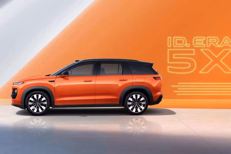 Volkswagen ID. Era 5X 2027 mới vẫn duy trì ngôn ngữ thiết kế đặc trưng của gia đình ID. Era. Trong đó, khu vực đầu xe đi kèm dải đèn định vị LED vắt ngang liền mạch, logo Volkswagen đặt ở trung tâm và cụm đèn pha chính bố trí thấp hơn ở hai bên. Nhìn từ bên sườn, xe sở hữu phần nóc vuốt mượt mà về phía sau theo phong cách fastback.
