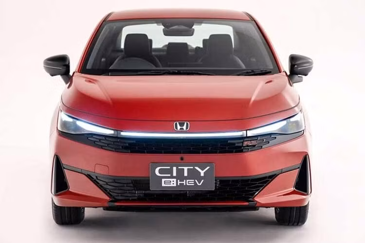 Honda Việt Nam hiện chưa công bố thời điểm ra mắt City 2026. Tuy nhiên, việc mẫu xe đã xuất hiện trong hồ sơ đăng ký bảo hộ tại Việt Nam, trong khi phiên bản mới đã được giới thiệu tại Thái Lan, cho thấy quá trình chuẩn bị cho thị trường Việt Nam có thể đã được Honda tính đến.