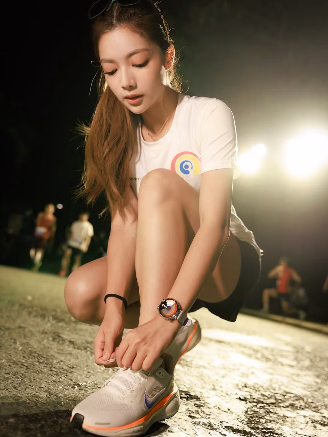 Trong loạt ảnh tại giải chạy, Katleen Phan Võ diện trang phục thể thao đơn giản gồm áo thun trắng và quần short gọn gàng. Mái tóc buộc cao giúp lộ rõ gương mặt thanh tú, đường nét hài hòa cùng làn da mịn màng, tươi tắn. Nụ cười rạng rỡ khi cán đích và những khoảnh khắc khởi động, giãn cơ cho thấy cô sở hữu thân hình cân đối, săn chắc, đặc biệt là đôi chân thon gọn – thành quả của quá trình rèn luyện thể lực bền bỉ.