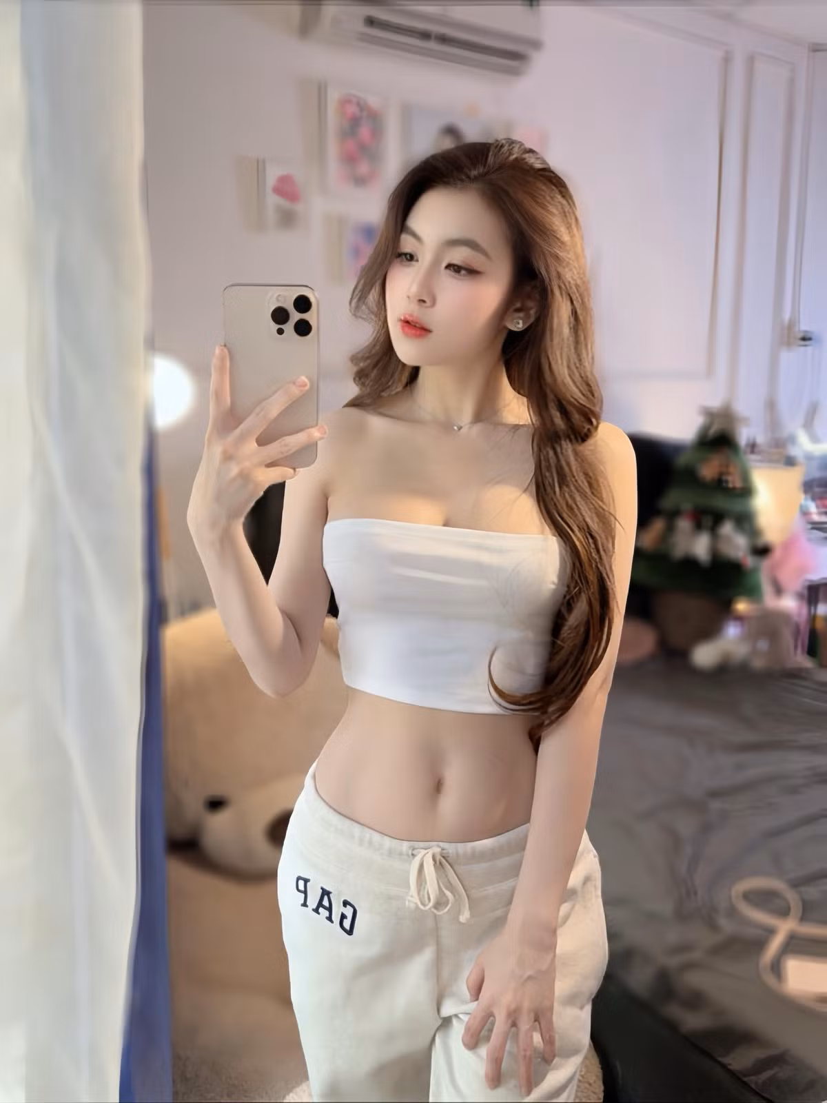 Trân Trần sở hữu gương mặt xinh đẹp với đường nét thanh tú, làn da trắng không tì vết.