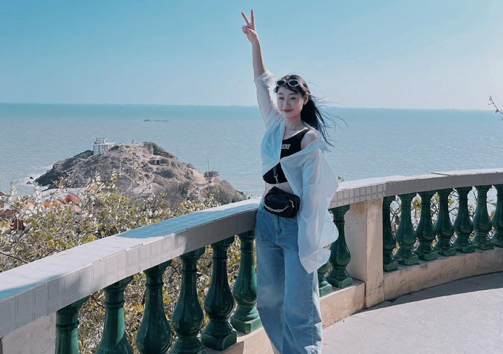 Trưởng thành từ lò đào tạo wushu Hà Nội, Phương Nhi không chỉ gây ấn tượng bởi chuyên môn mà còn thu hút sự chú ý của người hâm mộ nhờ ngoại hình nhỏ nhắn, gương mặt ưa nhìn. Cô cũng tự tin với đôi mắt một mí bởi đây là nét riêng mà nữ VĐV cho rằng tạo nên sự khác biệt của bản thân.