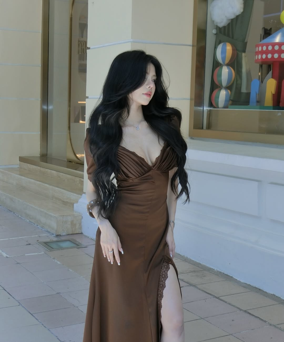 Mai Dora, tên thật Trương Vũ Quỳnh Mai (sinh năm 1995), là nữ MC, streamer và hot girl nổi tiếng trong cộng đồng Esports Việt Nam. Cô được biết đến rộng rãi khi trở thành gương mặt quen thuộc của VETV, gắn liền với các giải đấu Liên Minh Huyền Thoại (VCS).